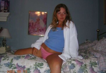 Blondie posing on her sofa and finger-tickling her beaver