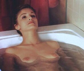 Nadia Fares (Nue)