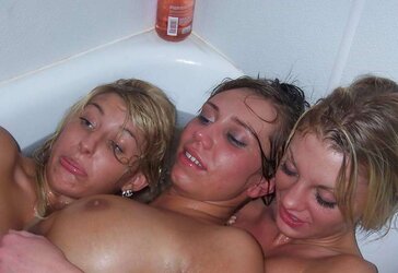 trio College girl/girl teenagers