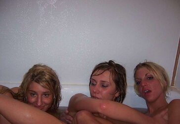 trio College girl/girl teenagers