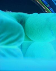 Espiando a todas las conchas en el solarium
