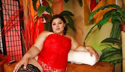 Jeselle: PLUMPER with over 50 Inches 0f Arse