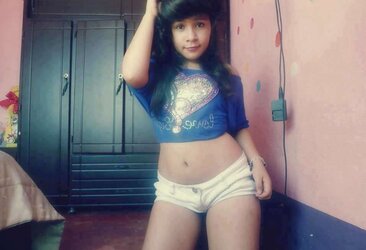 Mas de colegialas caliente posando
