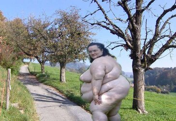 Bare BBWs outdoor (photoshopped)