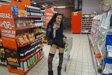 Salope exhibitionniste toute nue dans un magasin