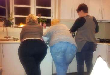 Giant Ass phat ass white girl