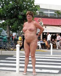 Les salopes ( vieilles,nues ,dehors ,mamelles )
