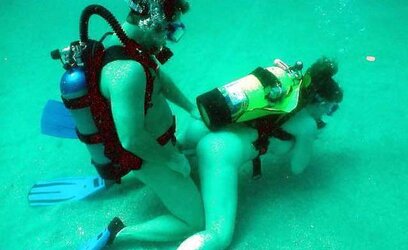 Romp underwater Vagina Cum-Shot