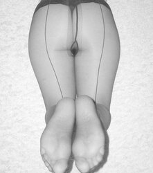 Splendid gams of a uber-sexy damsel
