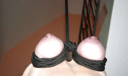 Babe11 Titten gebunden