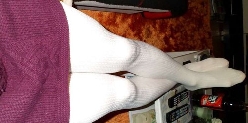 Lila Kleid und weisse Strumpfhose