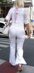 Madurita culona transparentando tanga