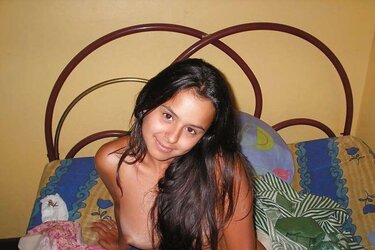 Suntanned hottie flashing her booty