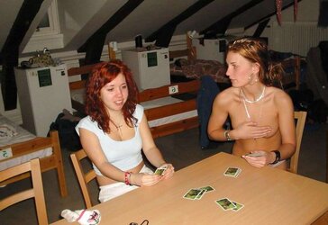 Junge Schuelerinnen und der Alkohol auf der Abifahrt