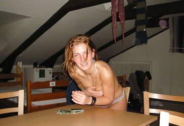 Junge Schuelerinnen und der Alkohol auf der Abifahrt