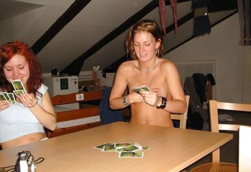Junge Schuelerinnen und der Alkohol auf der Abifahrt