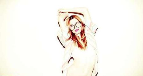 Dame with glasses