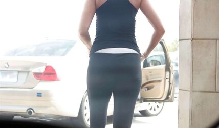Madurita en calzas mostrando su hermoso booty