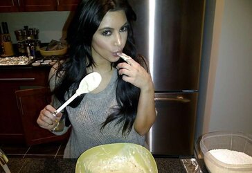 Kim Kardashian 2011 Twit Photos