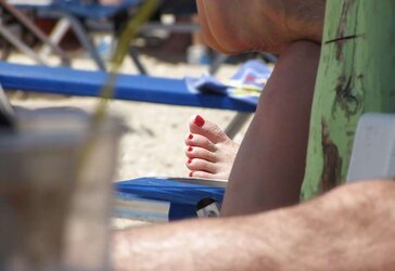 Naked soles polished toenails