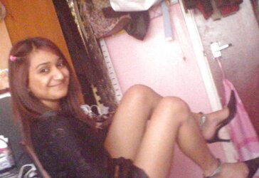 Desi hoe from london