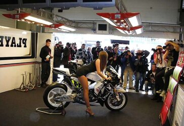 El duro mundo del motor y sus chicas