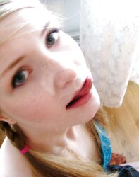 Blue-saw Anna fellates