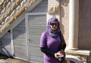 Arab chick with yam-sized torso