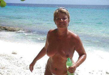 Grandma nude outdoor 01.