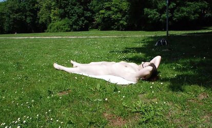 Zeigefreudig im Park , taunting at the public park