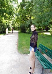 Zeigefreudig im Park , taunting at the public park