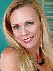 Mature Bombshell - Genesea
