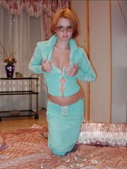 Jovem exibicionista com tiques de modelo