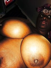 SALOPE EBONY AUX GROS SEIN