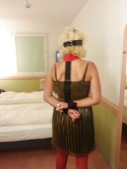 Nina Hotel devote Sklavin im goldenen Kleid.