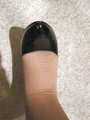 Das Pueppchen traegt 20 Schichten Nylons!!