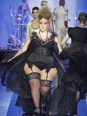 Femmes with immense Hips